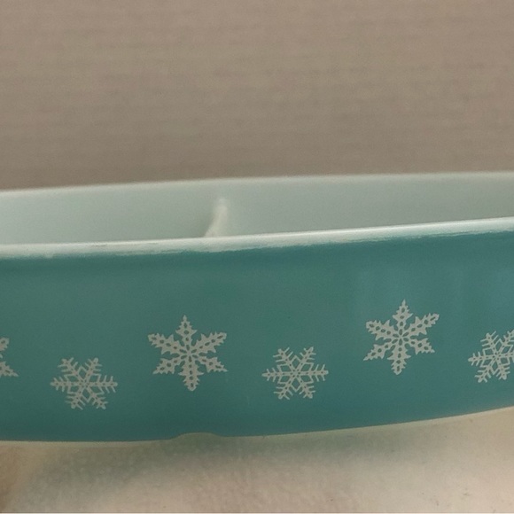 Vintage 1 1/2 quart turquoise snowflake divided serving dish - Picture 4 of 9